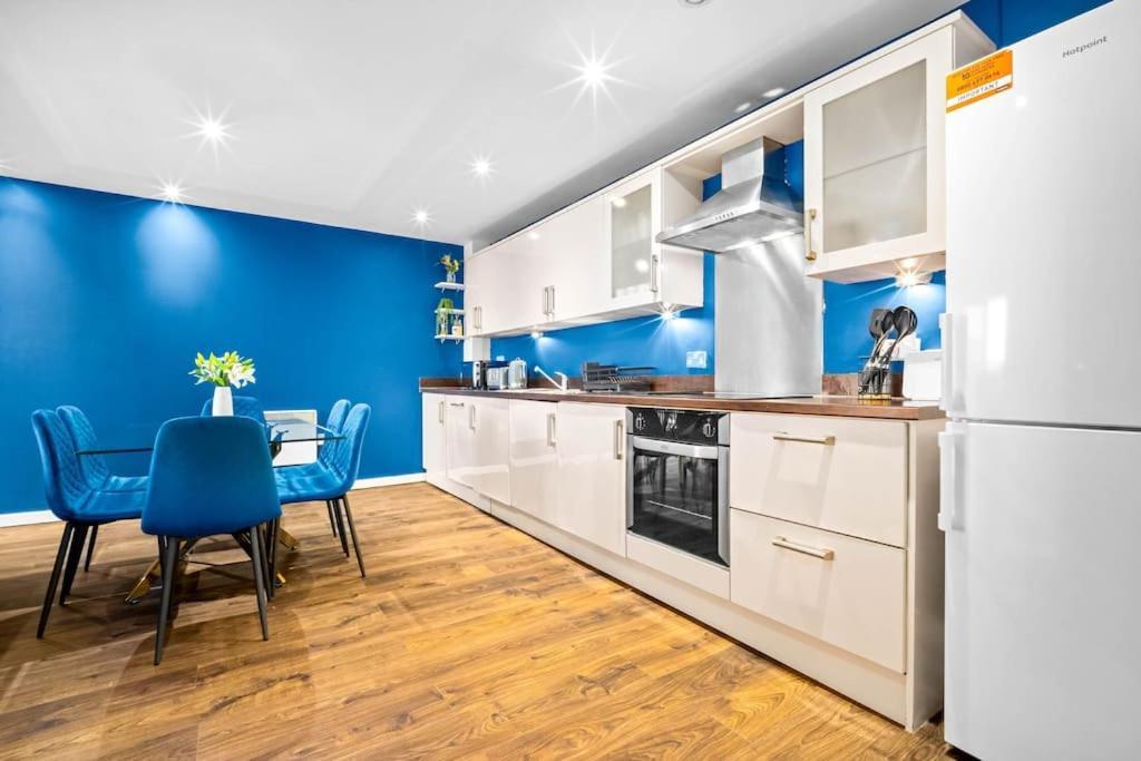 Top Floor City Centre Apartment - Sleeps 7 - 4 Beds - With Balcony And Parking - Smart Tv'S On Each Bedroom Wall - 5 Mins From Bullring, Selfridges, Moor Street Station - By Zena Stays Birmingham Exteriör bild